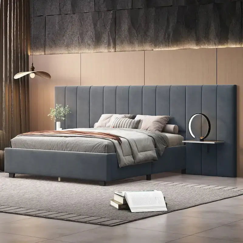 Letto a piattaforma imbottito di grandi dimensioni con testiera imponente