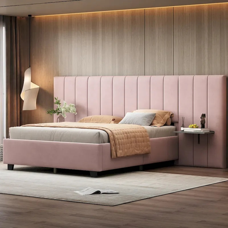 Letto a piattaforma imbottito di grandi dimensioni con testiera imponente