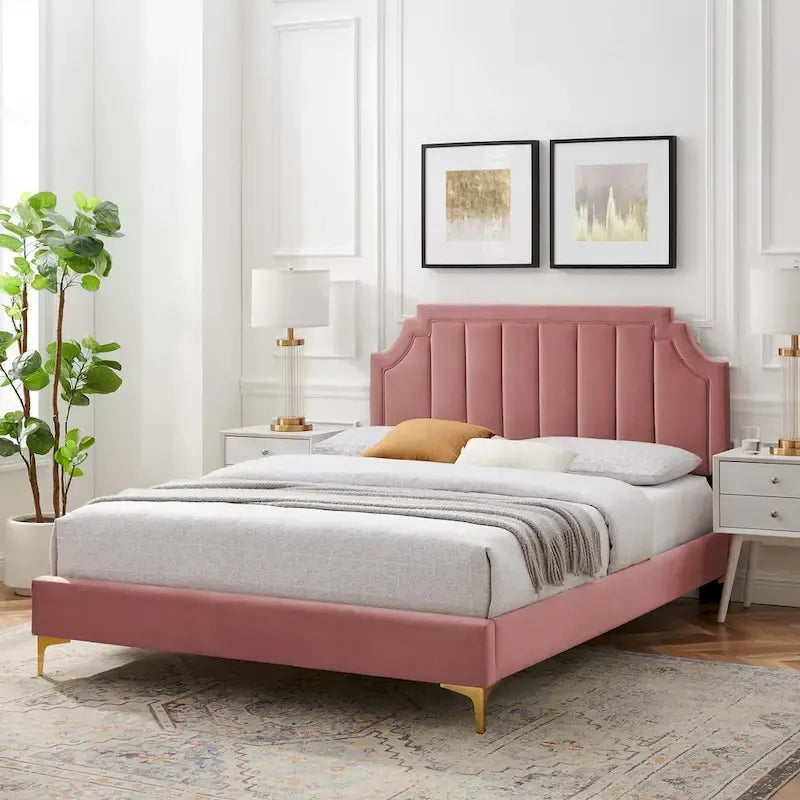 Letto matrimoniale con piattaforma imbottita e testiera trapuntata
