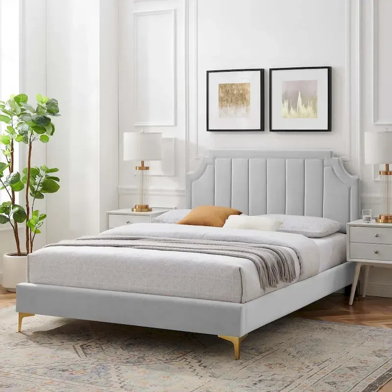 Letto matrimoniale con piattaforma imbottita e testiera trapuntata