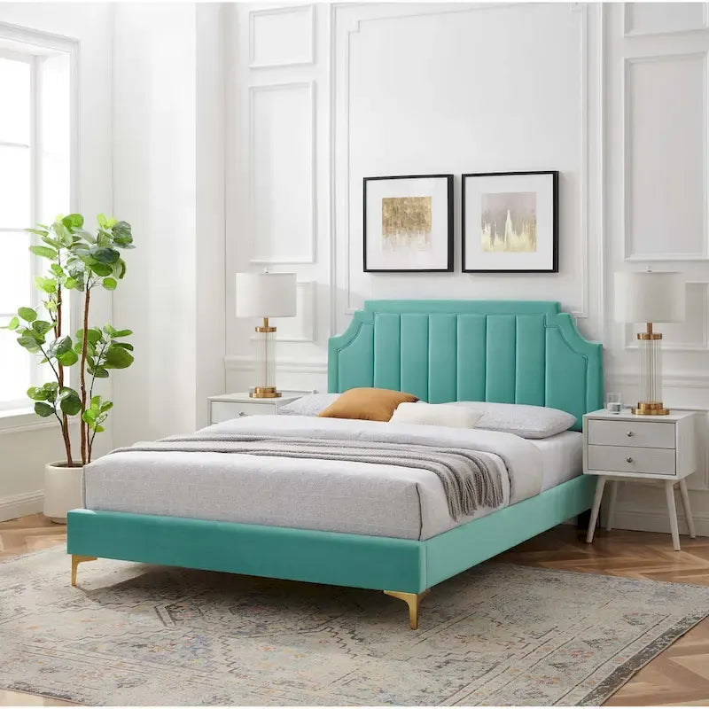 Letto matrimoniale con piattaforma imbottita e testiera trapuntata