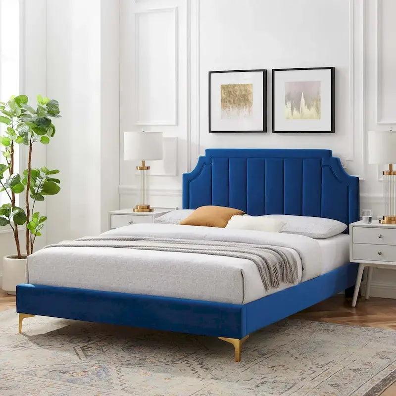 Letto matrimoniale con piattaforma imbottita e testiera trapuntata