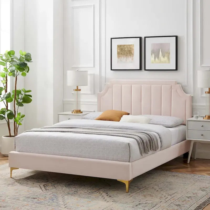 Letto matrimoniale con piattaforma imbottita e testiera trapuntata