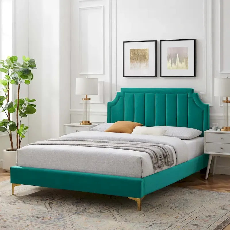 Letto matrimoniale con piattaforma imbottita e testiera trapuntata