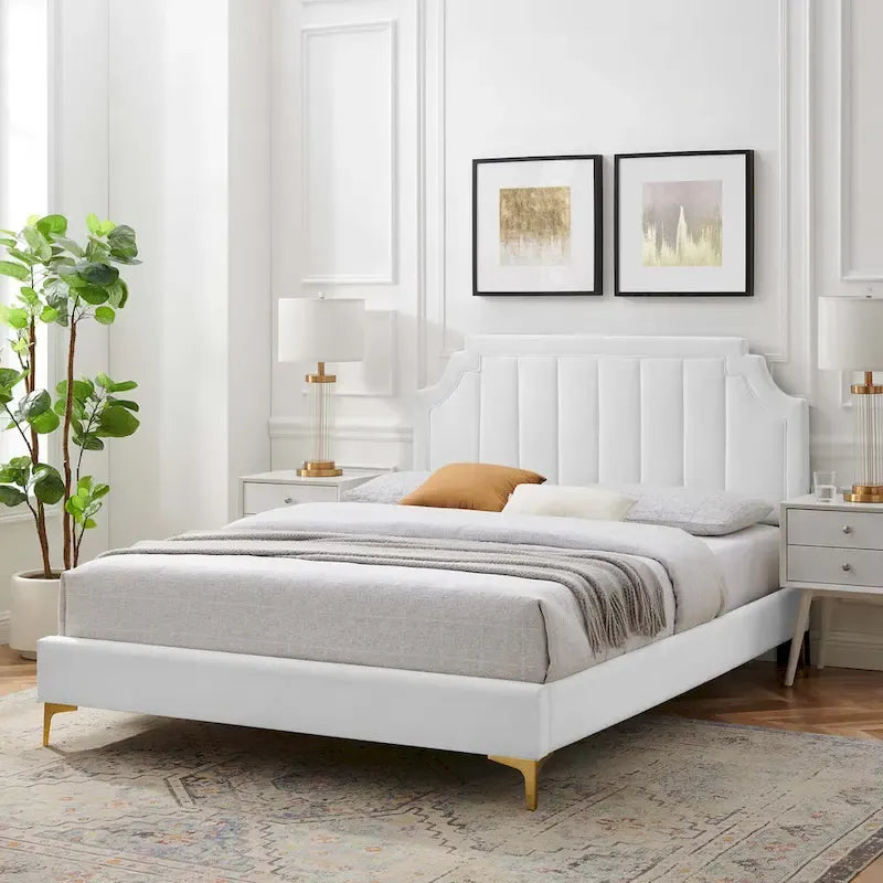 Letto matrimoniale con piattaforma imbottita e testiera trapuntata